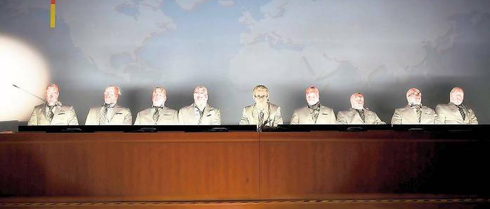 Pappfigurenkabinett. Die Schauspieler vom Berliner „theater 89“ spielen in dem Stück „Das Ende der SED“ Dokumentationstheater. Sie schlüpfen in Politikerrollen einstiger ZK-Mitglieder, wie den SED-Kronprinzen Egon Krenz, Schriftsteller Hermann Kant oder Armeegeneral Heinz Hoffmann. Die Uraufführung der Inszenierung fand im heutigen Auswärtigen Amt statt, damals Sitz des ZK der SED.