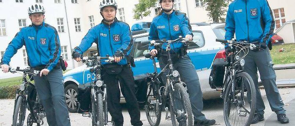 Neuauflage. Die vier Polizisten der Potsdamer Fahrradstreife.
