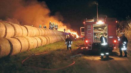 In Flammen. Die Feuerwehr beim Großeinsatz in Bornim am Sonntagabend.