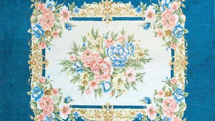 Asservat: Blaue Tagesdecke mit Blumenmuster 220 x 160 Zentimeter groß.