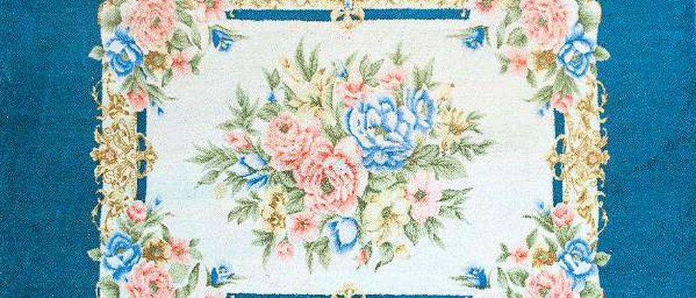 Asservat: Blaue Tagesdecke mit Blumenmuster 220 x 160 Zentimeter groß.