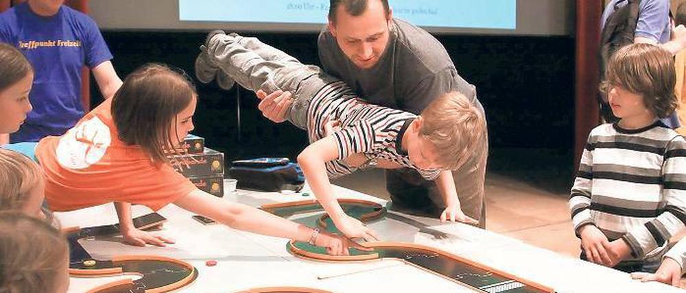 Voller Einsatz Das Spiel „Carabande“ ist fast wie Billard, nur mit Schnips-Steinen. Auch andere der rund 25 Brettspiele begeisterten die rund 150 Besucher beim ersten Spiele-Tag im Treffpunkt Freizeit. Organisiert wurde er zusammen mit dem Potsdamer Spieleladen „Galadriel“.