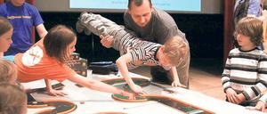 Voller Einsatz Das Spiel „Carabande“ ist fast wie Billard, nur mit Schnips-Steinen. Auch andere der rund 25 Brettspiele begeisterten die rund 150 Besucher beim ersten Spiele-Tag im Treffpunkt Freizeit. Organisiert wurde er zusammen mit dem Potsdamer Spieleladen „Galadriel“.