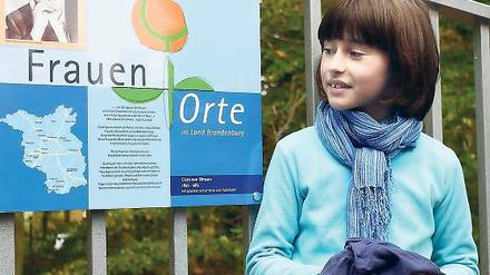 Erstaunliche Persönlichkeit. Urgroßnichte Clara Marie neben der Gedenktafel.