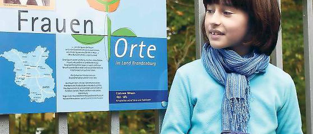 Erstaunliche Persönlichkeit. Urgroßnichte Clara Marie neben der Gedenktafel.