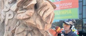 Kunst mit der Kettensäge: Jens Mielke aus Lychen in Aktion.