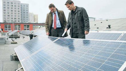 Mehr Photovoltaik. 2010 betrachtete Jann Jakobs (l.) mit Sebastian Preuß eine Anlage auf dem Dach des Leibniz-Gymnasiums.