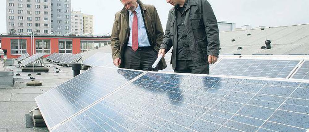 Mehr Photovoltaik. 2010 betrachtete Jann Jakobs (l.) mit Sebastian Preuß eine Anlage auf dem Dach des Leibniz-Gymnasiums.