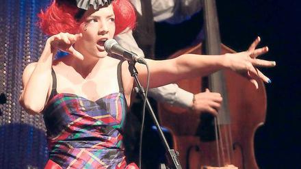 Wie eine Dompteurin. Gabby Young lebt die pure Lust an der Musik, und das Publikum liegt ihr schon nach einer halben Stunde zu Füßen.