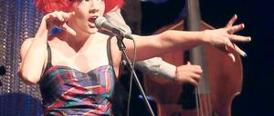 Wie eine Dompteurin. Gabby Young lebt die pure Lust an der Musik, und das Publikum liegt ihr schon nach einer halben Stunde zu Füßen.