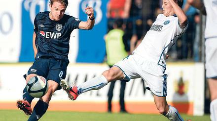 Wieder keine Tore. Auch Christian Essig (links, hier gegen den KSC-Spieler Sebastian Schiek) konnte am Samstag gegen den Karlsruher SC vor heimischem Publikum kein Tor für die Blau-Weißen erzielen.