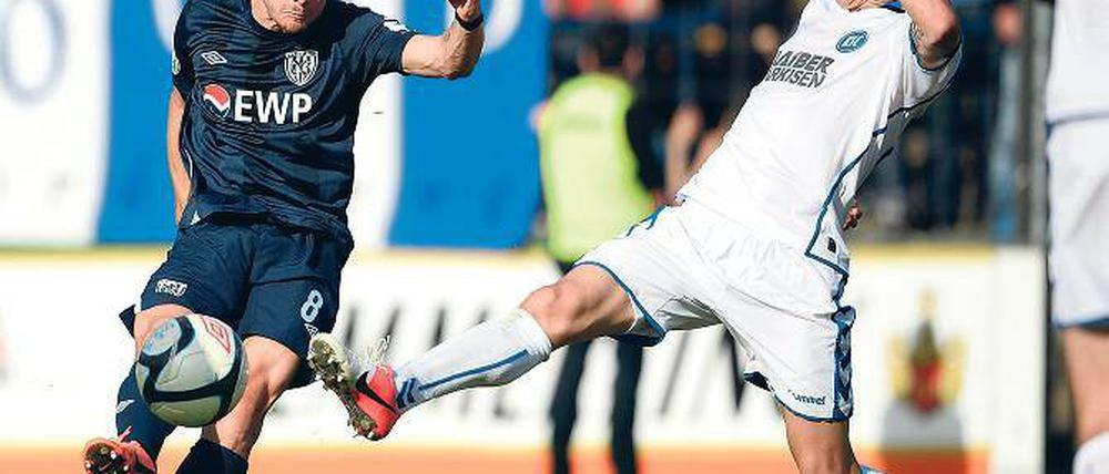 Wieder keine Tore. Auch Christian Essig (links, hier gegen den KSC-Spieler Sebastian Schiek) konnte am Samstag gegen den Karlsruher SC vor heimischem Publikum kein Tor für die Blau-Weißen erzielen.
