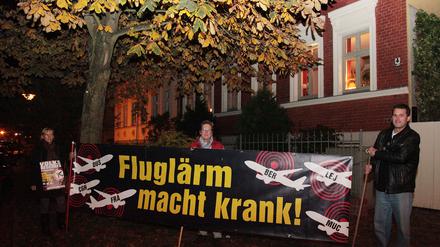 Ab 21.30 Uhr wurde Platzecks Haus eine halbe Stunde lang mit Fluglärmaufnahmen beschallt.