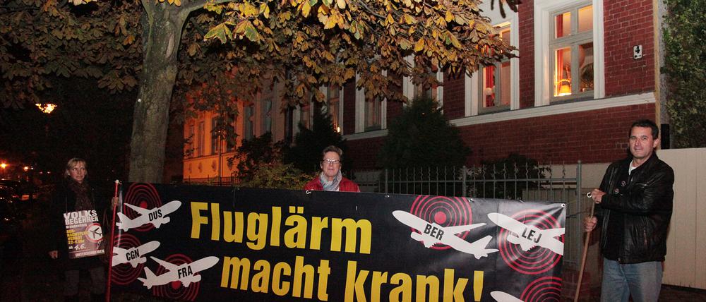 Ab 21.30 Uhr wurde Platzecks Haus eine halbe Stunde lang mit Fluglärmaufnahmen beschallt.