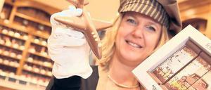BER-Spezial. Verkäuferin Heike Wollher zeigt die süßen Souveniers.