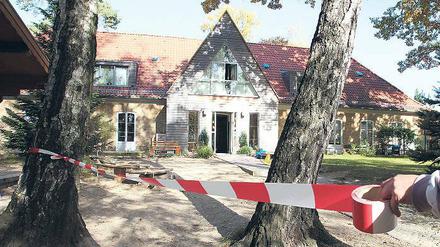 Gefahr herabfallender Raupennester. Teile des Hofs der Bornimer Kita „Waldhaus“ wurden am Freitag gesperrt.