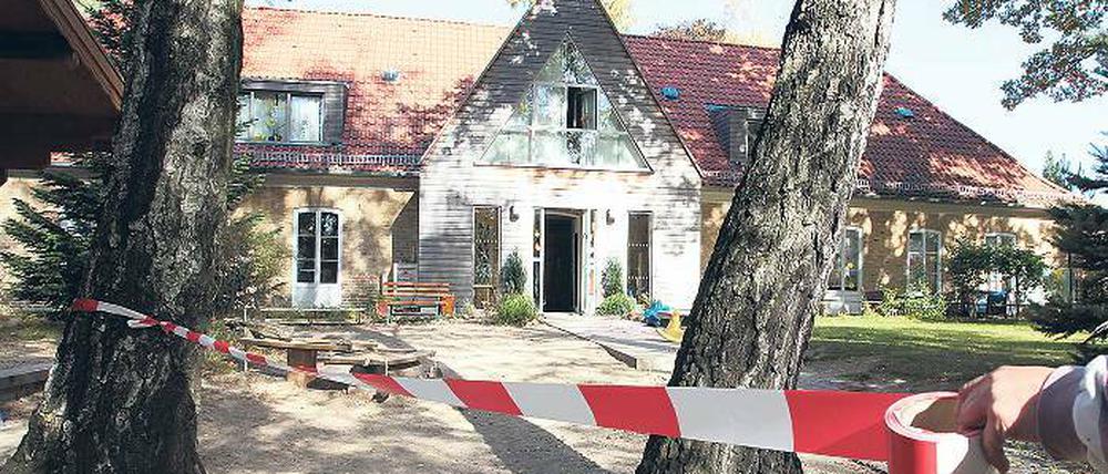 Gefahr herabfallender Raupennester. Teile des Hofs der Bornimer Kita „Waldhaus“ wurden am Freitag gesperrt.