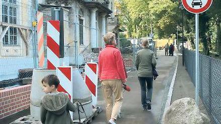 Bauarbeiten beendet: Vor der Villa Gutmann in der Bertinistraße können Fußgänger jetzt ohne Behinderungen flanieren. Autofahrer dürfen an dieser Stelle weiterhin nicht fahren – dagegen klagen Anwohner gegen die Stadt.