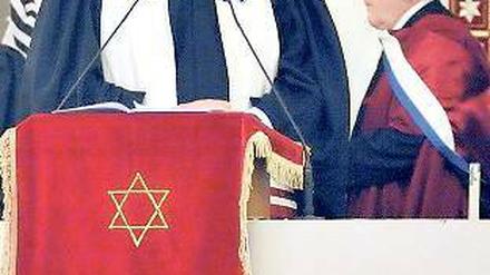 Vielseitig. Walter Homolka bei der Ordination von Rabbinern in Berlin.