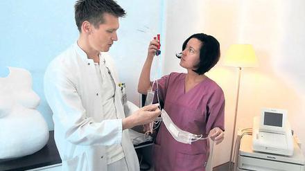 Für kostbare 60 Milliliter: Hebamme Annika Bader und Oberarzt Mattias Leupold vom St. Josefs-Krankenhaus mit einem Entnahmeset, wie es bei einer Spende zum Einsatz kommt. Mutter und Kind merken von der ganzen Aktion nichts. Es könnte aber sein, dass eines Tages genau diese Stammzellen einem kranken Menschen helfen.