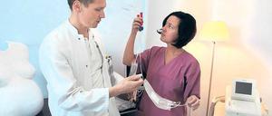 Für kostbare 60 Milliliter: Hebamme Annika Bader und Oberarzt Mattias Leupold vom St. Josefs-Krankenhaus mit einem Entnahmeset, wie es bei einer Spende zum Einsatz kommt. Mutter und Kind merken von der ganzen Aktion nichts. Es könnte aber sein, dass eines Tages genau diese Stammzellen einem kranken Menschen helfen.