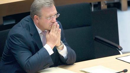 Fehlender Durchblick? In der V-Mann-Affäre bleibe Berlins Innensenator Frank Henkel (CDU) bislang viele Antworten schuldig, kritisieren die Grünen und werfen ihm Unvermögen vor.