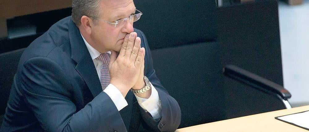 Fehlender Durchblick? In der V-Mann-Affäre bleibe Berlins Innensenator Frank Henkel (CDU) bislang viele Antworten schuldig, kritisieren die Grünen und werfen ihm Unvermögen vor.