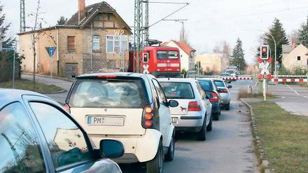 Typisches Bild. Lange Wartezeiten an Werders Bahnschranke.