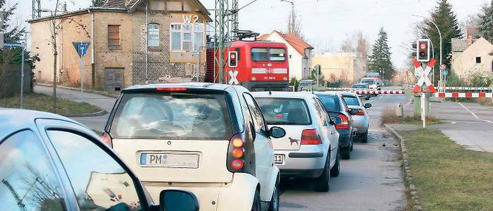 Typisches Bild. Lange Wartezeiten an Werders Bahnschranke.