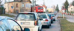 Typisches Bild. Lange Wartezeiten an Werders Bahnschranke.