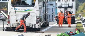 Wieder hat es einen Bus erwischt: Eine Reisegruppe aus dem thüringischen Eichsfeld verunglückte gestern auf der A 113.