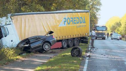 Tödlicher Unfall. Ein Autofahrer starb noch vor Ort auf der B2.