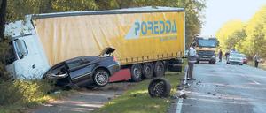 Tödlicher Unfall. Ein Autofahrer starb noch vor Ort auf der B2.