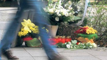 Tat- und Trauerort. Unweit der Rathaus-Passagen am Alexanderplatz lagen am Montag Blumen und brannten Kerzen an der Stelle, an der der junge Mann zusammengeschlagen worden war.