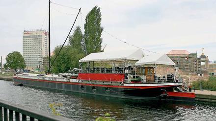 Stört es oder nicht? Für Kulturdezernentin Iris Jana Magdowski (CDU) ist das Theaterschiff dort am besten aufgehoben, wo es derzeit liegt. Wenn die Einrichtung den Disco-Betrieb einstelle, wäre möglichen Klagen von Investoren der Boden entzogen, argumentiert die Beigeordnete.