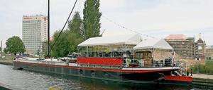 Stört es oder nicht? Für Kulturdezernentin Iris Jana Magdowski (CDU) ist das Theaterschiff dort am besten aufgehoben, wo es derzeit liegt. Wenn die Einrichtung den Disco-Betrieb einstelle, wäre möglichen Klagen von Investoren der Boden entzogen, argumentiert die Beigeordnete.