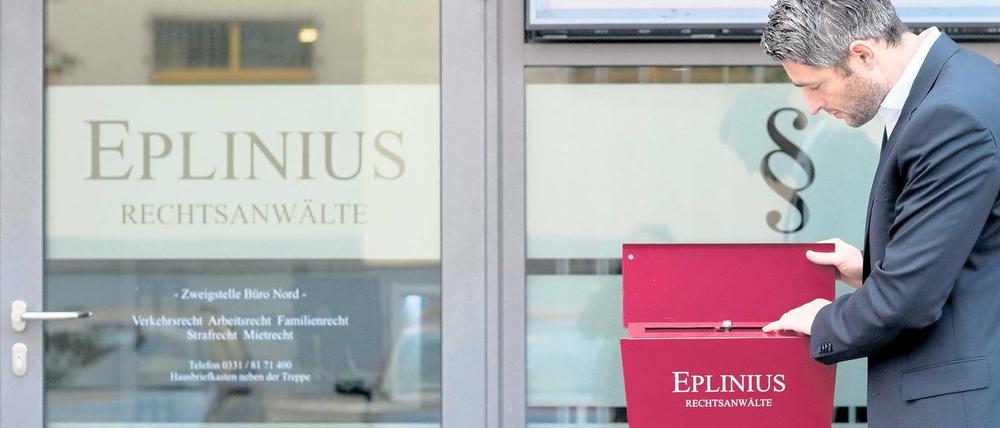 Die Strafzettelbox: Der Potsdamer Rechtsanwalt Mark Eplinius steht vor der Zweigstelle seiner Kanzlei, am Verkehrshof 7, vor einem Postkasten, den er für Strafzettel hat aufstellen lassen. Betroffene können ihre Bußgeldbescheide einwerfen und der Jurist prüft, ob ein Einspruch sinnvoll wäre.