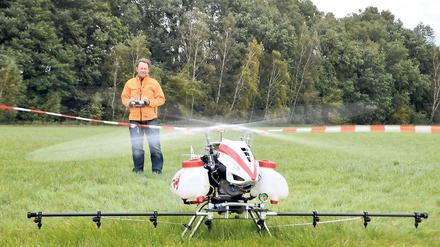 Fertig zum Start. Daniel Krättli von der Swiss Drones AG bereitet in Paplitz eine Drohne zur Bekämpfung vom Eichenprozessionsspinner vor. 
