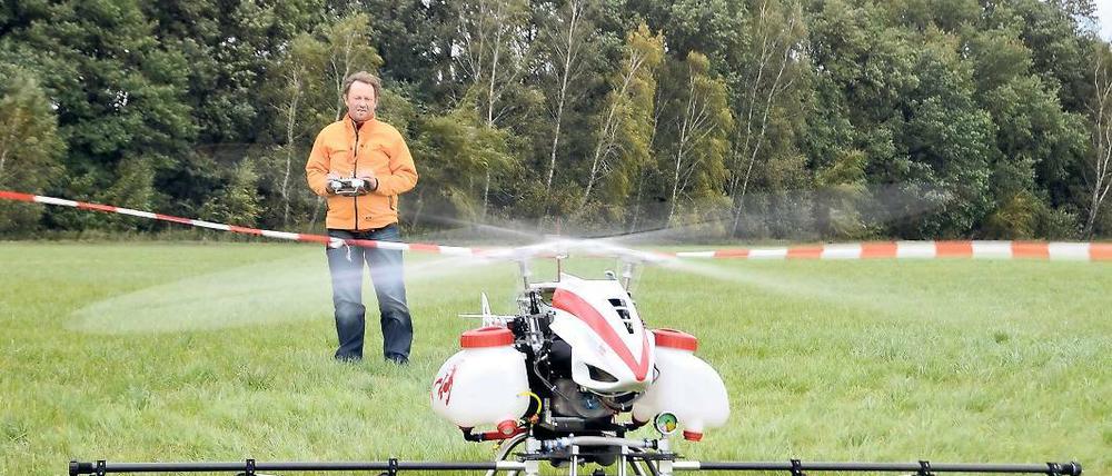 Fertig zum Start. Daniel Krättli von der Swiss Drones AG bereitet in Paplitz eine Drohne zur Bekämpfung vom Eichenprozessionsspinner vor. 