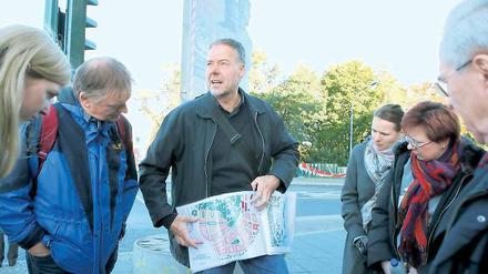 Heimspiel für den Baubeigeordneten. Matthias Klipp (Mitte) führte die Konferenzteilnehmer am Wochenende durch die Innenstadt.