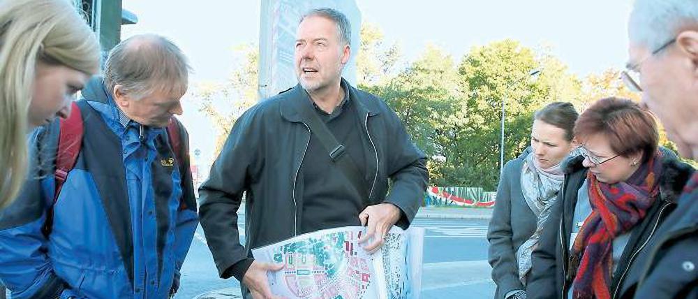 Heimspiel für den Baubeigeordneten. Matthias Klipp (Mitte) führte die Konferenzteilnehmer am Wochenende durch die Innenstadt.