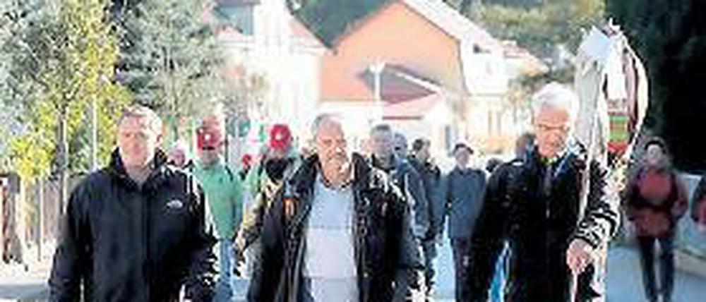 Wieder ist Wandertag: Thomas Wardin (M.) zeigt, wo es lang geht.