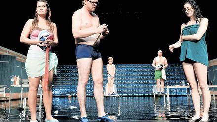 Auf verdorbener Grundlage. Der Arzt Tomas Stockmann (2.v.l., René Schwittay) mit seiner Frau (l., Meike Finck) und seiner Tochter (r., Patrizia Carlucci) sowie Redakteur Billing (hinten, Florian Schmidtke) im verseuchten Wasser.