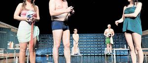 Auf verdorbener Grundlage. Der Arzt Tomas Stockmann (2.v.l., René Schwittay) mit seiner Frau (l., Meike Finck) und seiner Tochter (r., Patrizia Carlucci) sowie Redakteur Billing (hinten, Florian Schmidtke) im verseuchten Wasser.