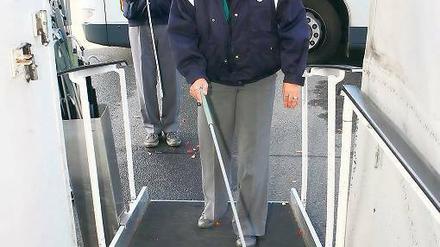 Wie blind. Monika Behrendt und Jörg Bendschneider gehörten zu den ViP-Bus- und Tramfahrern, die beim Aktionstag zur Woche des Sehens testeten, wie sich blinde und sehbehinderte Menschen im Alltag orientieren und fortbewegen müssen.