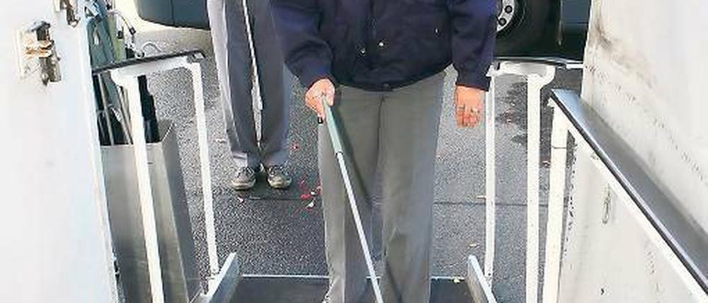 Wie blind. Monika Behrendt und Jörg Bendschneider gehörten zu den ViP-Bus- und Tramfahrern, die beim Aktionstag zur Woche des Sehens testeten, wie sich blinde und sehbehinderte Menschen im Alltag orientieren und fortbewegen müssen.