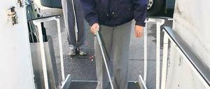 Wie blind. Monika Behrendt und Jörg Bendschneider gehörten zu den ViP-Bus- und Tramfahrern, die beim Aktionstag zur Woche des Sehens testeten, wie sich blinde und sehbehinderte Menschen im Alltag orientieren und fortbewegen müssen.