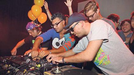 Stau am DJ-Pult. Die Atzen (links) befeuerten schon bei der letzten Party den Festsaal Kreuzberg.