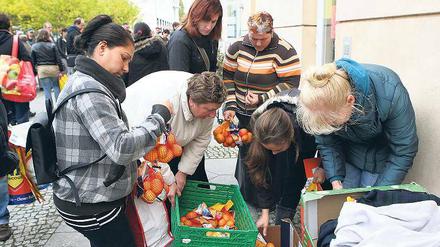 Außer der Reihe. Seit der Schließung der Filiale am Schlaatz bleiben der Potsdamer Tafel nur noch die Ausgabestellen im Kirchsteigfeld (Foto) und in der Schopenhauerstraße. Trotz eines Hilfsangebotes von der Stadt gibt es bislang keine neue Lösung für eine Ausgabe im Plattenbaustadtteil.