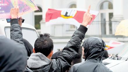 Im Aufwind? Protest gegen NPD-Kundgebung. Laut Verfassungsschutz suchen Neonazis verstärkt Kontakt zur Rocker-Szene.